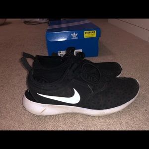 Black nike running shoes